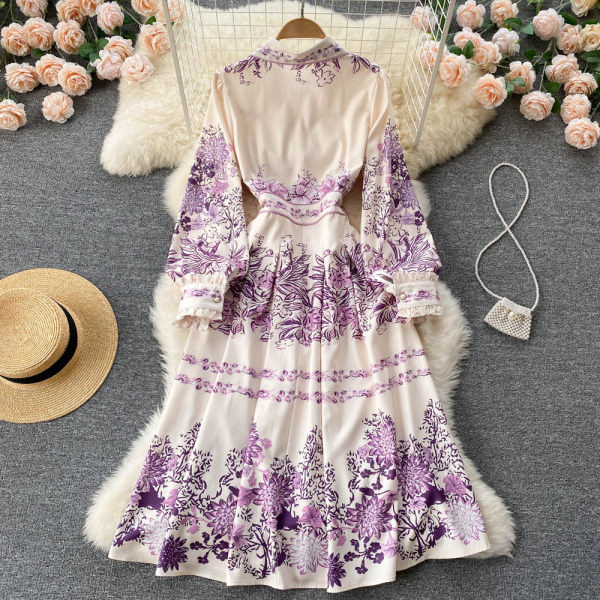 Naiste lillemustriga kevadkleit
