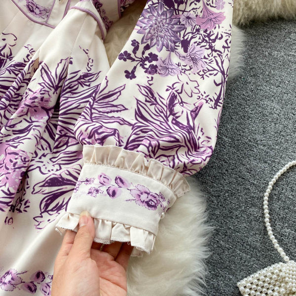 Naiste lillemustriga kevadkleit