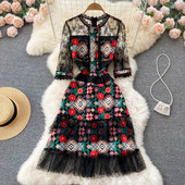 Tikandite ja ovaalse kaelusega naiste pitskleit