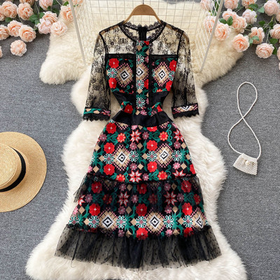 Tikandite ja ovaalse kaelusega naiste pitskleit