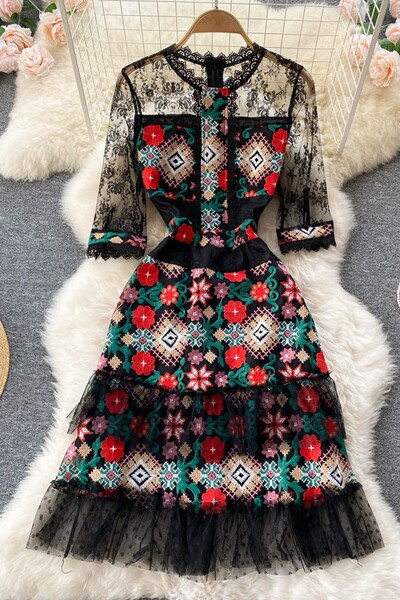 Tikandite ja ovaalse kaelusega naiste pitskleit