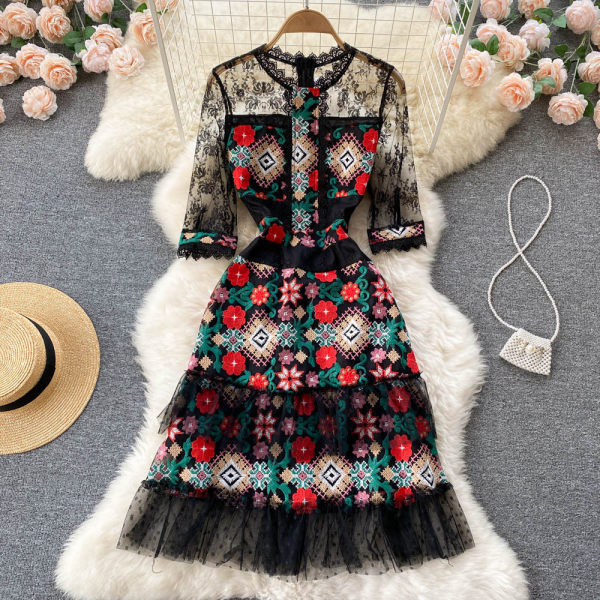 Tikandite ja ovaalse kaelusega naiste pitskleit