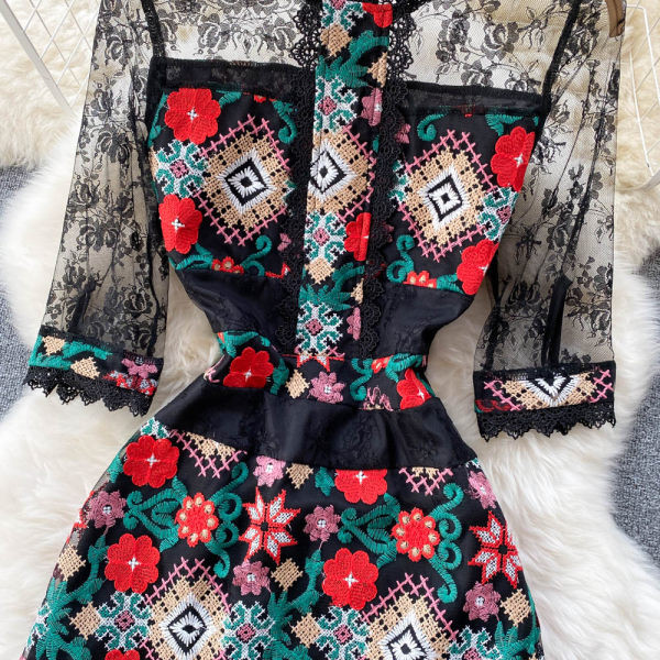 Tikandite ja ovaalse kaelusega naiste pitskleit