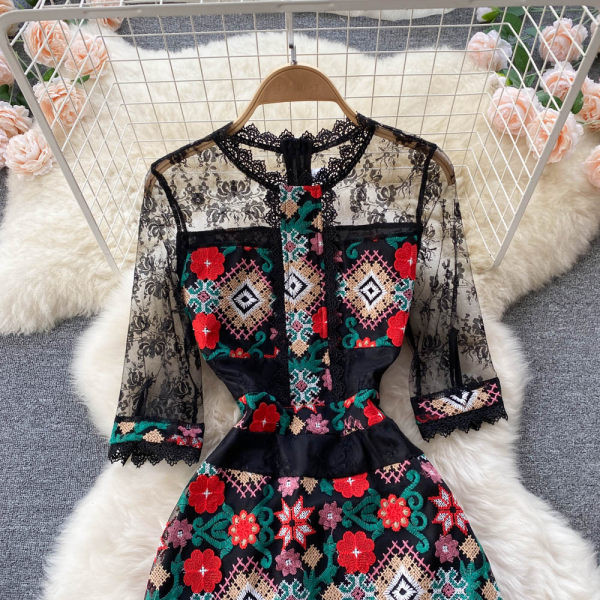 Tikandite ja ovaalse kaelusega naiste pitskleit