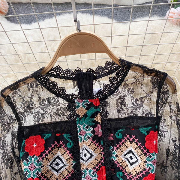 Tikandite ja ovaalse kaelusega naiste pitskleit