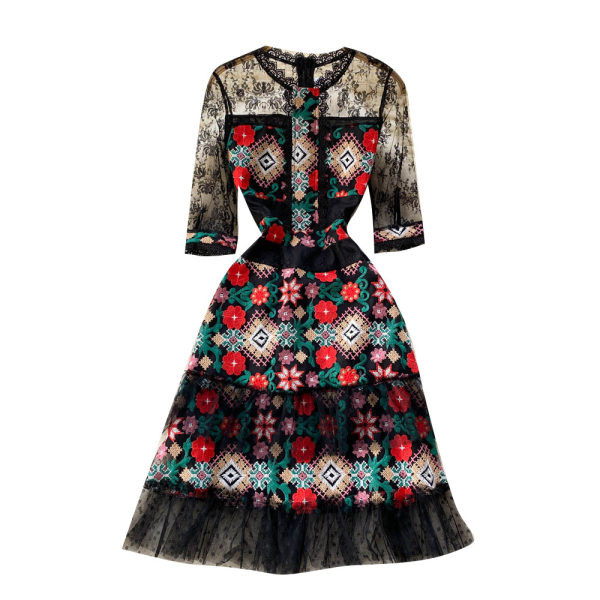 Tikandite ja ovaalse kaelusega naiste pitskleit