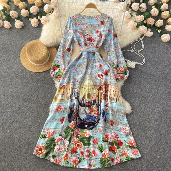 Uus mudel värvilisest ümara kaelusega naistekleidist