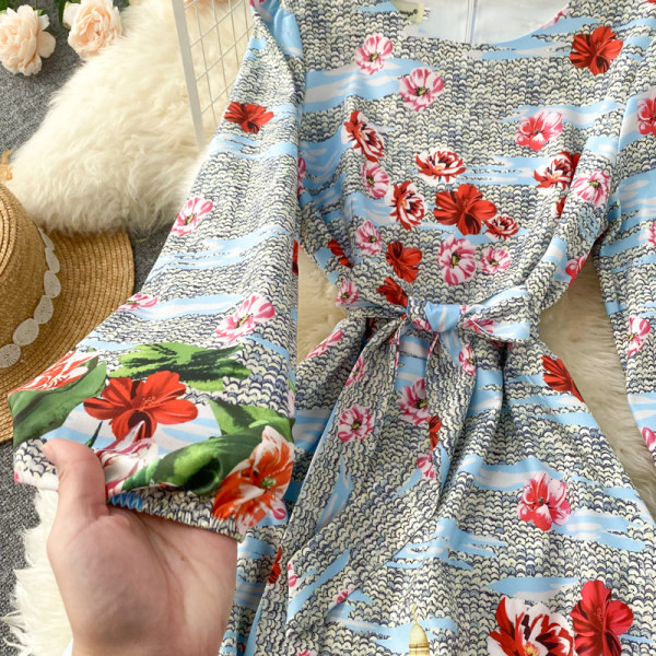 Uus mudel värvilisest ümara kaelusega naistekleidist