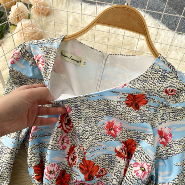 Uus mudel värvilisest ümara kaelusega naistekleidist