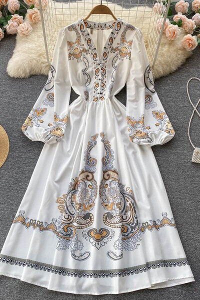 Spitsikaelusega ja lillemustriga naiste kleit