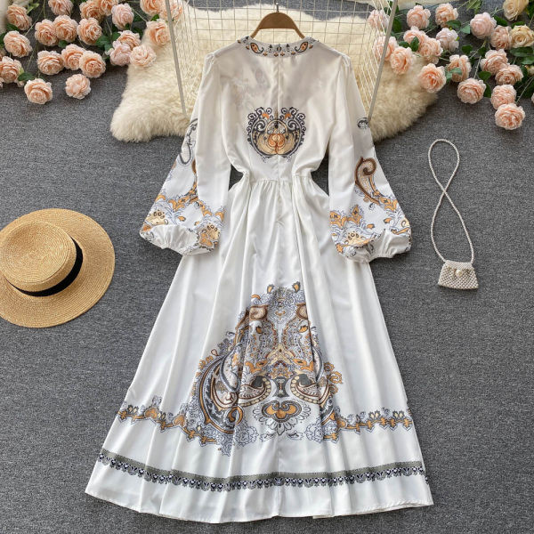 Spitsikaelusega ja lillemustriga naiste kleit