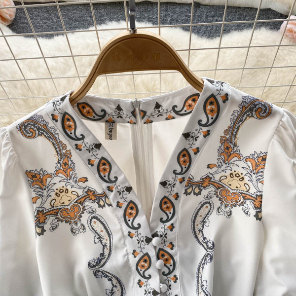 Spitsikaelusega ja lillemustriga naiste kleit