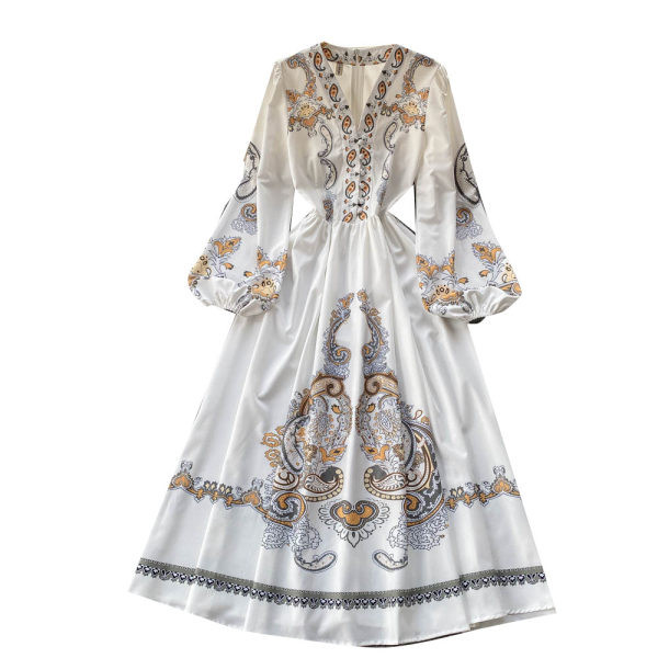 Spitsikaelusega ja lillemustriga naiste kleit