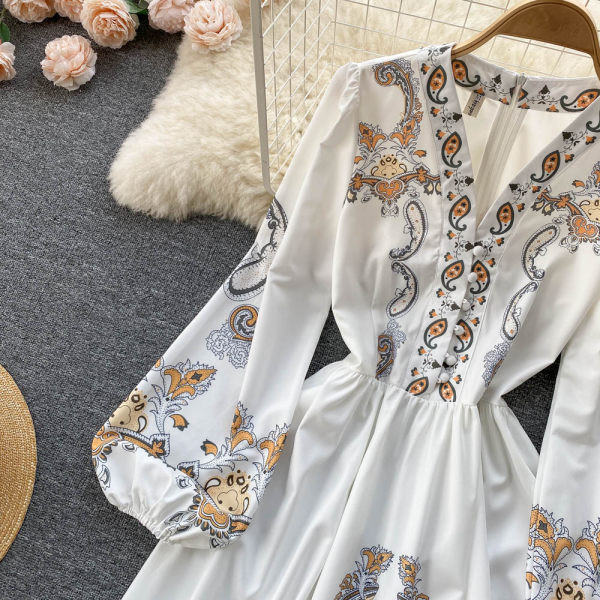 Spitsikaelusega ja lillemustriga naiste kleit