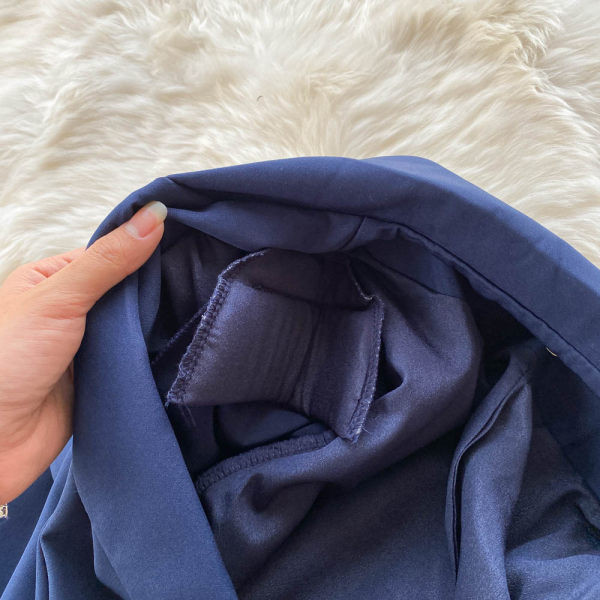 Sinine naiste kleit vöökoha ja nööpidega