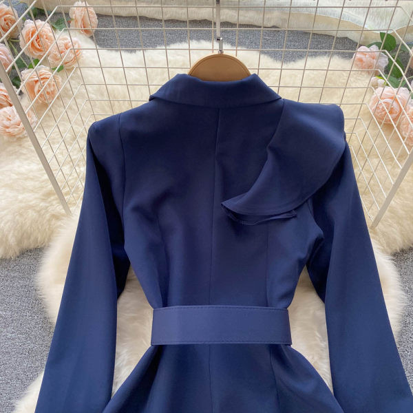 Sinine naiste kleit vöökoha ja nööpidega