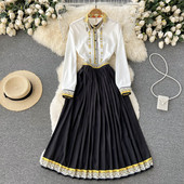 Moodne plisseeritud alläärega naiste kleit