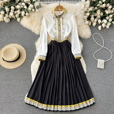 Moodne plisseeritud alläärega naiste kleit