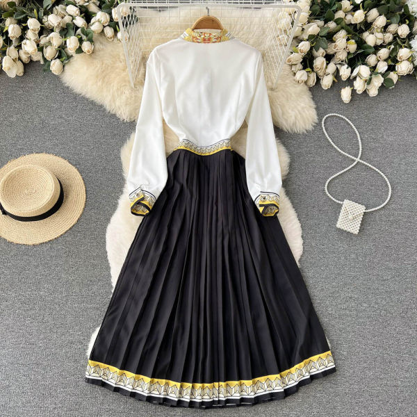 Moodne plisseeritud alläärega naiste kleit