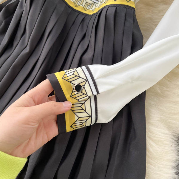 Moodne plisseeritud alläärega naiste kleit