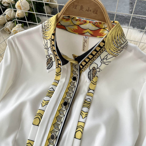 Moodne plisseeritud alläärega naiste kleit