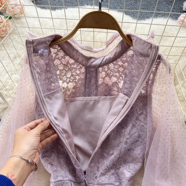 Stiilne naiste kleit pitsi ja tülli varrukatega