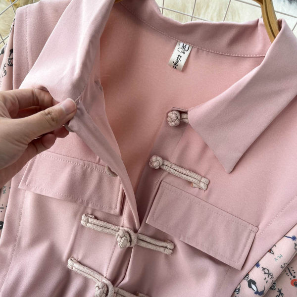 Roosa naiste kleit klassikalise kraega