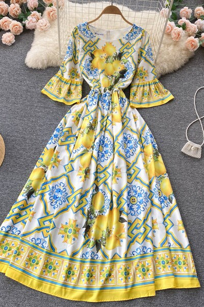 Lillemustriga pika lõikega kleit