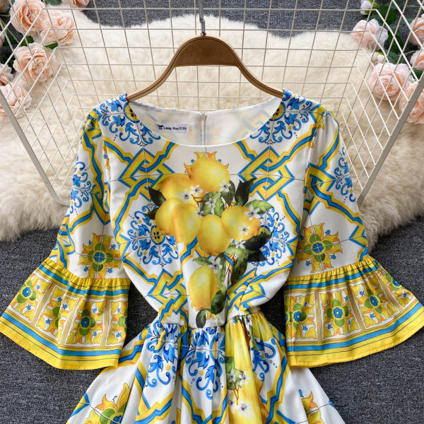 Lillemustriga pika lõikega kleit