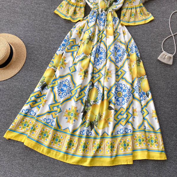 Lillemustriga pika lõikega kleit