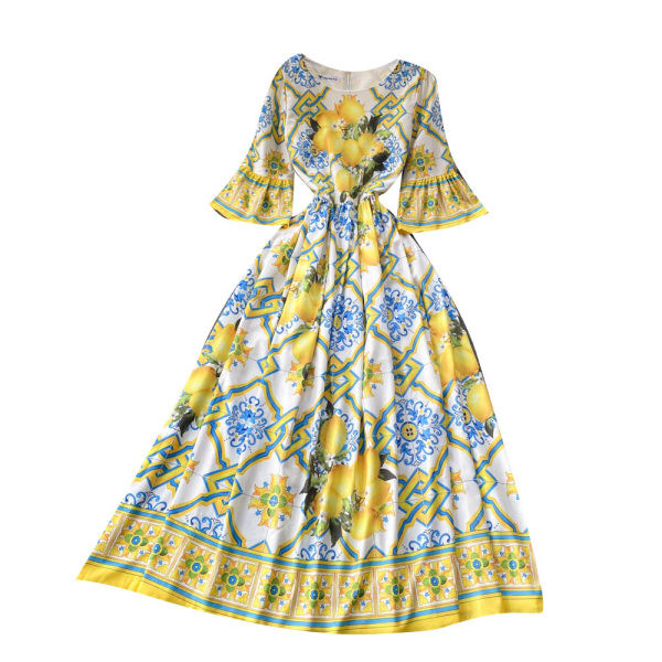 Lillemustriga pika lõikega kleit