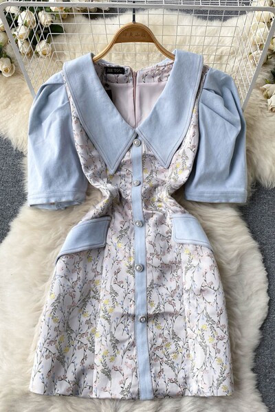 Spitsikaelusega naiste kleit lühikeste varrukatega