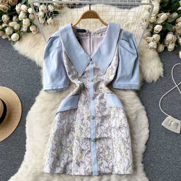 Spitsikaelusega naiste kleit lühikeste varrukatega