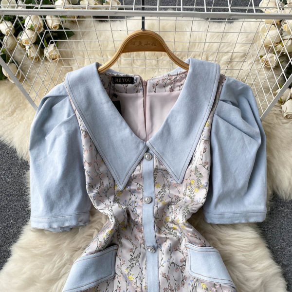 Spitsikaelusega naiste kleit lühikeste varrukatega