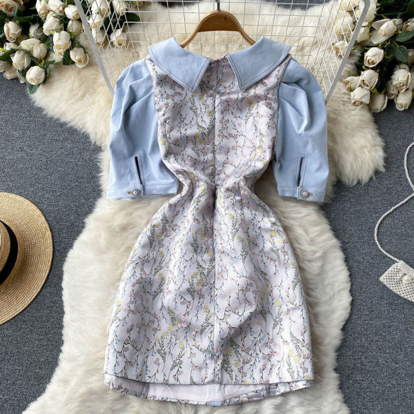 Spitsikaelusega naiste kleit lühikeste varrukatega