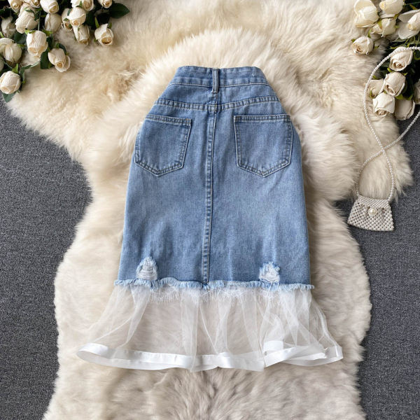 Naiste kõrge vöökoha ja tülliga teksaseelik