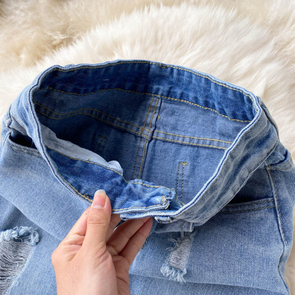 Naiste kõrge vöökoha ja tülliga teksaseelik