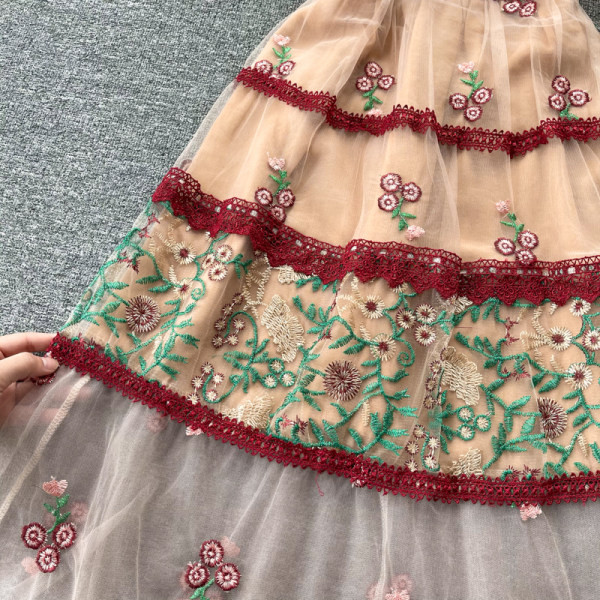 Rochie lunga de dama cu broderie si maneci 3/4