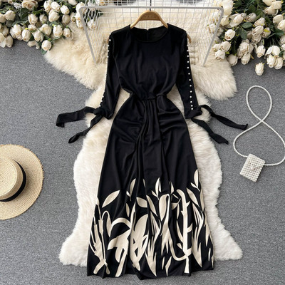 Pikk naiste kleit pärlitega varrukatel ja volangidega