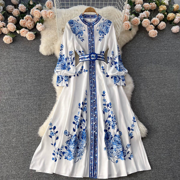 Rochie cu croi lung alb cu model floral si curea