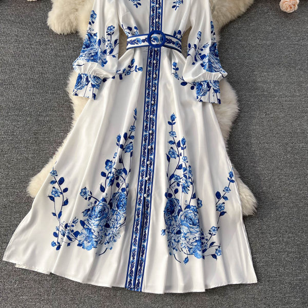 Rochie cu croi lung alb cu model floral si curea