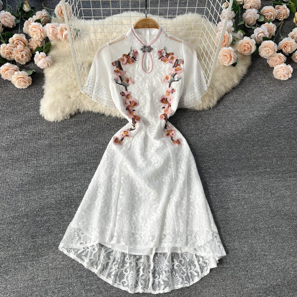 Elegantne tikandiga naiste pitskleit