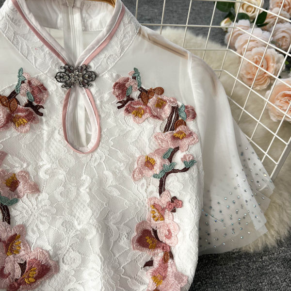 Elegantne tikandiga naiste pitskleit