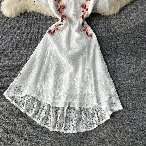 Elegantne tikandiga naiste pitskleit