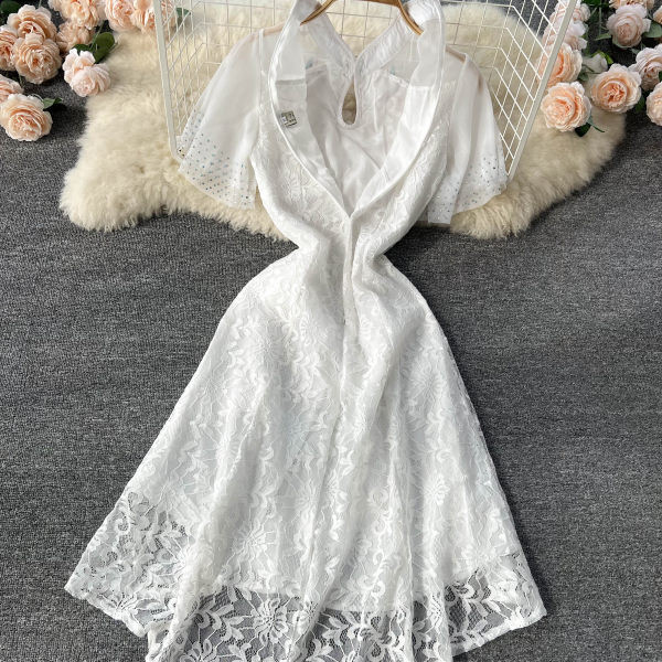 Elegantne tikandiga naiste pitskleit