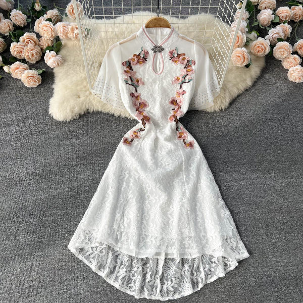 Elegantne tikandiga naiste pitskleit