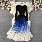 Õhukesest kudumisest voogavate värvidega naiste kleit