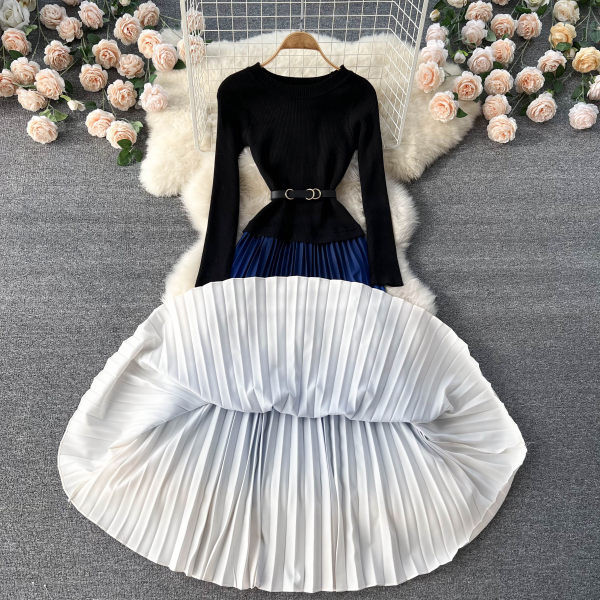 Õhukesest kudumisest voogavate värvidega naiste kleit