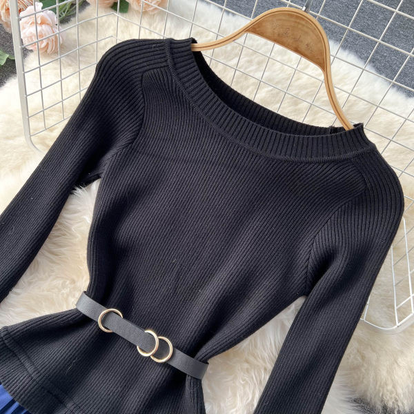 Õhukesest kudumisest voogavate värvidega naiste kleit