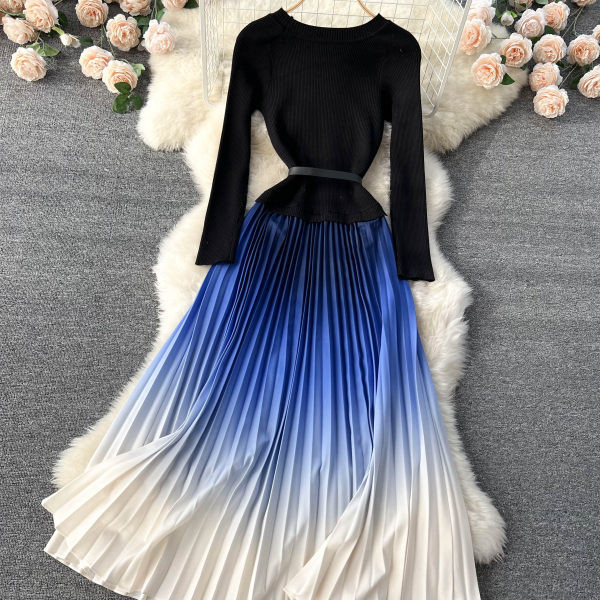 Õhukesest kudumisest voogavate värvidega naiste kleit